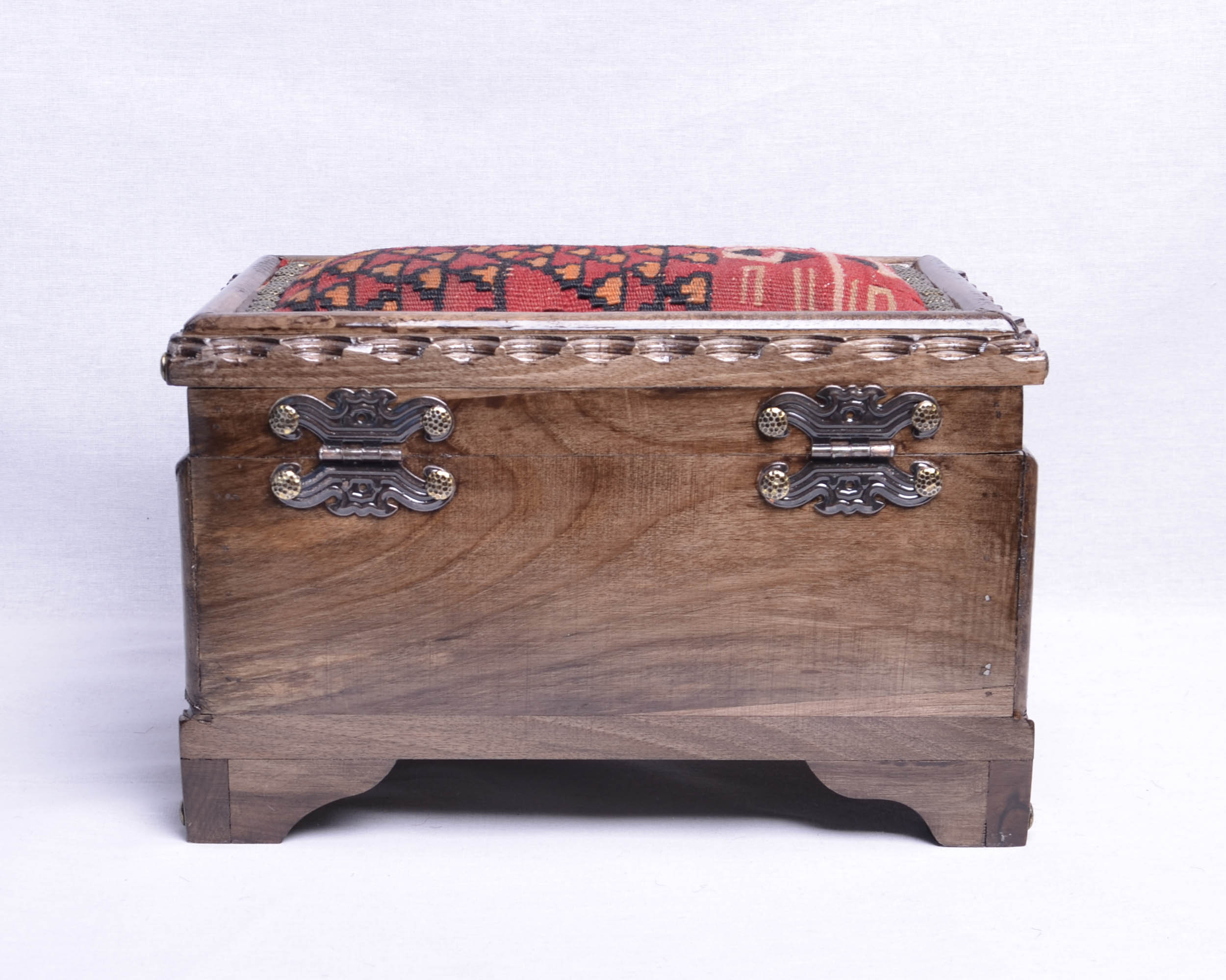 El%20İşi%20Ceviz%20Oyma%20Kilim%20Sandık