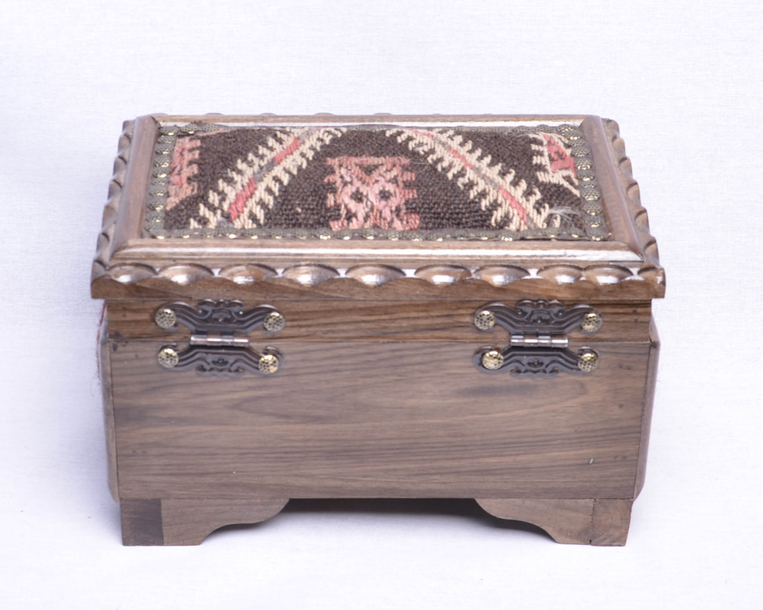 El%20İşi%20Ceviz%20Oyma%20Kilim%20Sandık